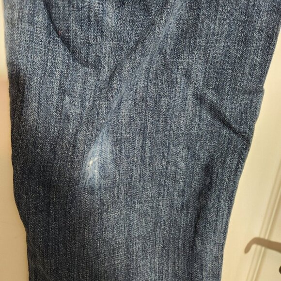 The Levis Boyfriend Jeans in women's size 31 are a stylish and comfortable choic - Picture 7 of 12